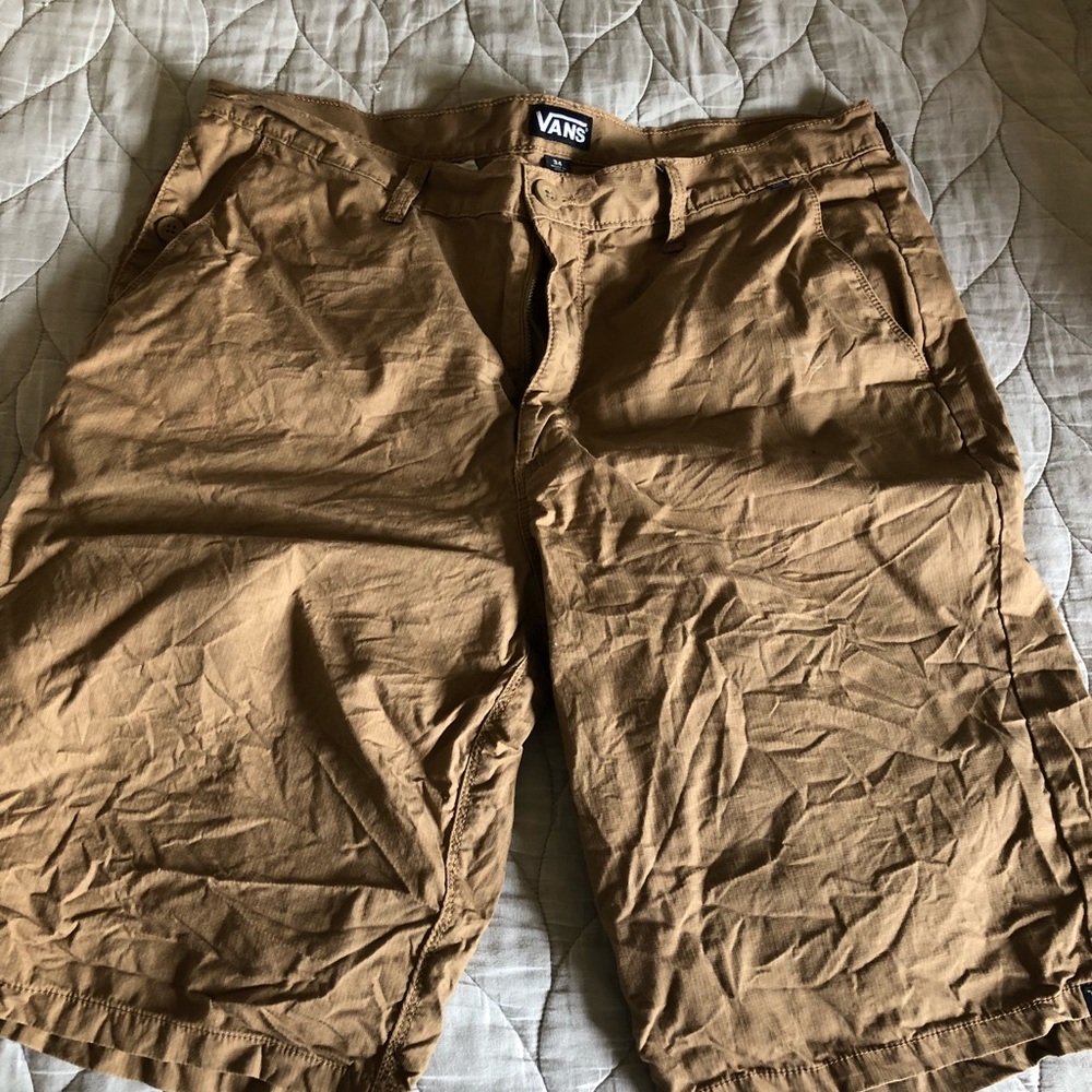 Men’s khaki shorts